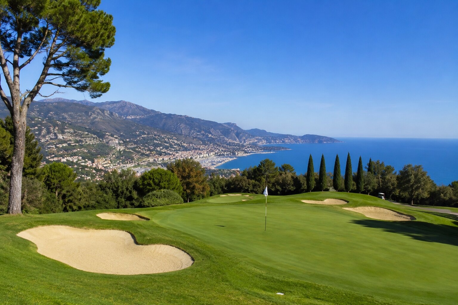 Illustration of Monte-Carlo Golf Club above Monaco